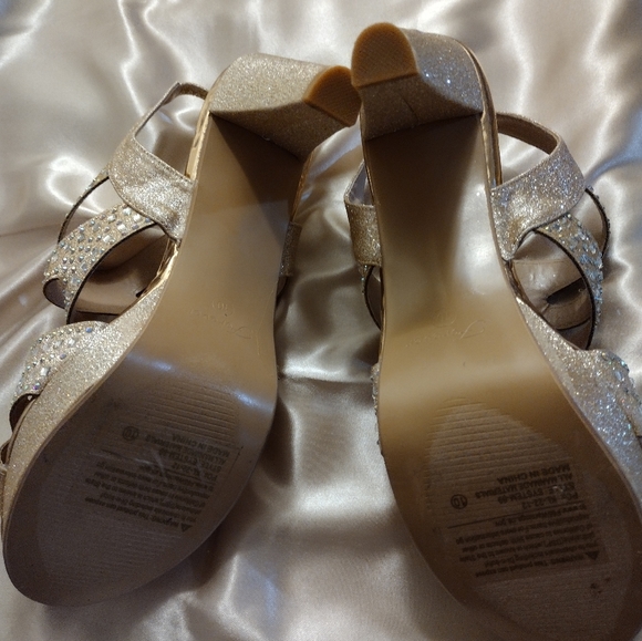 Beautiful Gold Rhinestone Elegant Event Shoe - Picture 6 of 6